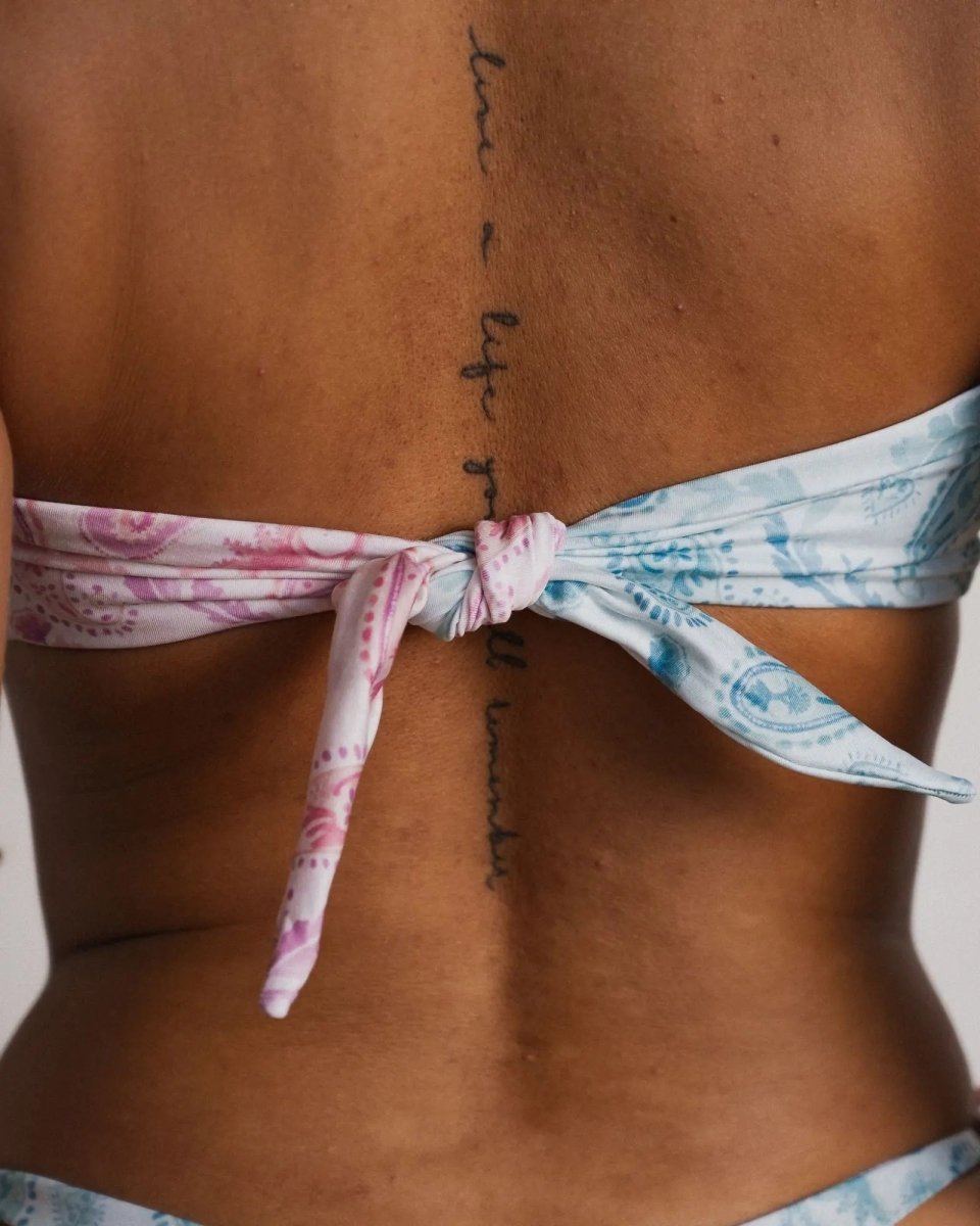 Détail nœud réglable dos haut maillot bandeau paisley pastel