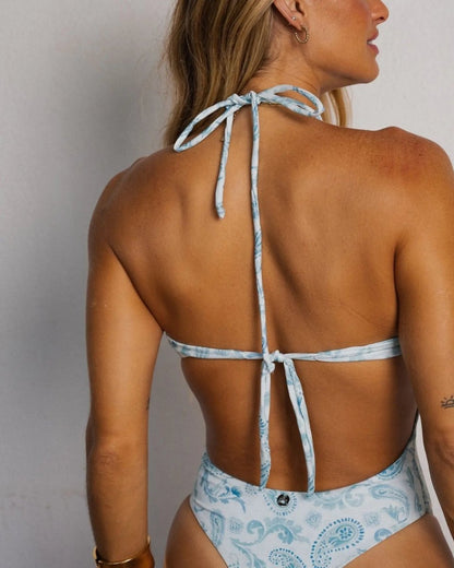 Détail du nœud réglable du maillot Leblon Paisley vu de dos 